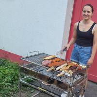 Isi, 1. Grillmeisterin